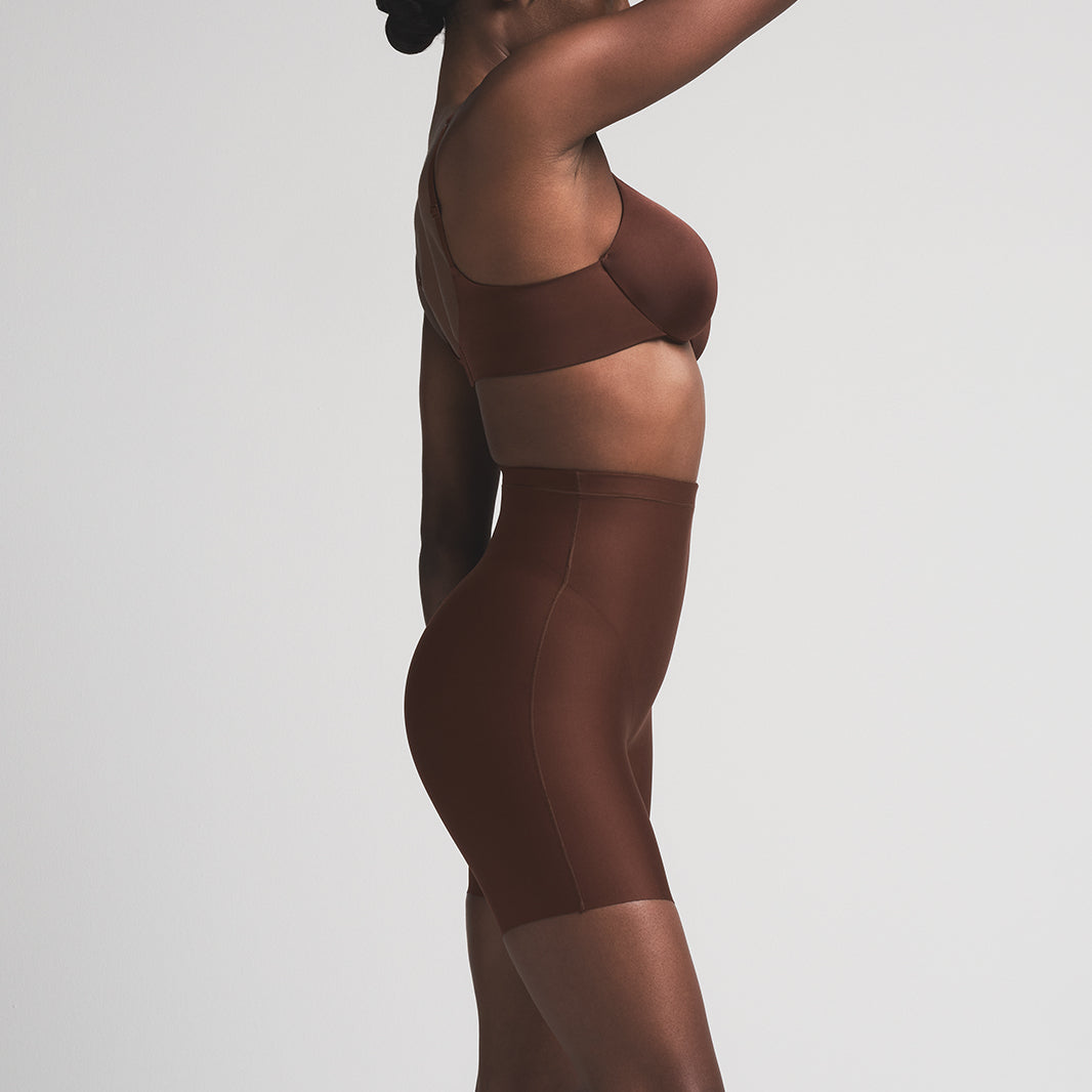 CORE SCULPT MID RISE SHORT