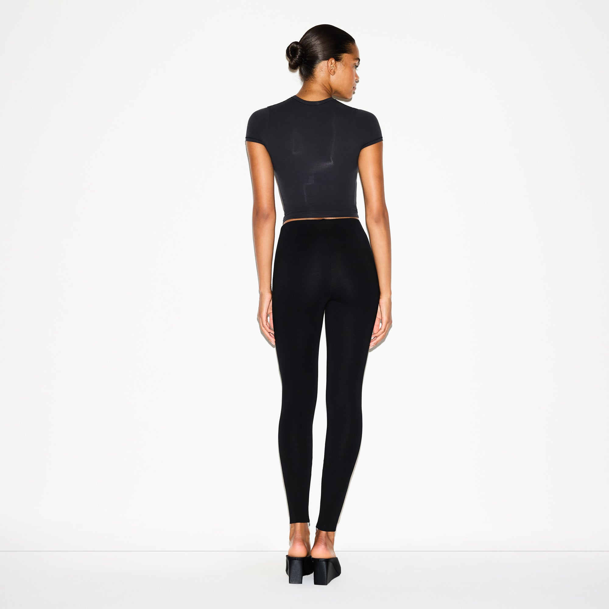 HIGH-WAISTED LEGGING