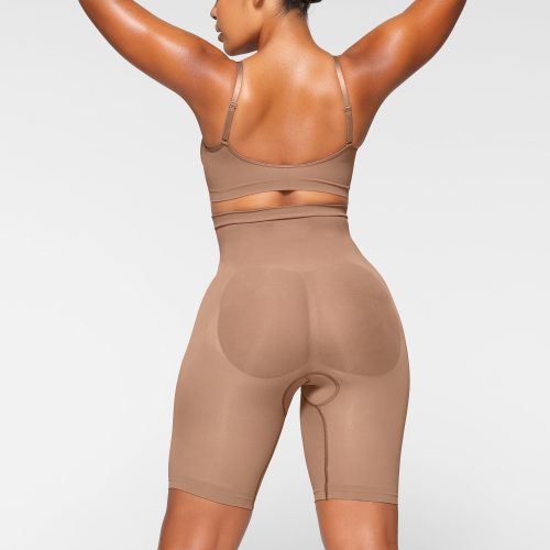 HIGH-WAISTED ABOVE THE KNEE SHORT