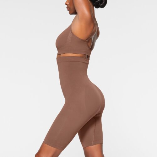 HIGH-WAISTED ABOVE THE KNEE SHORT