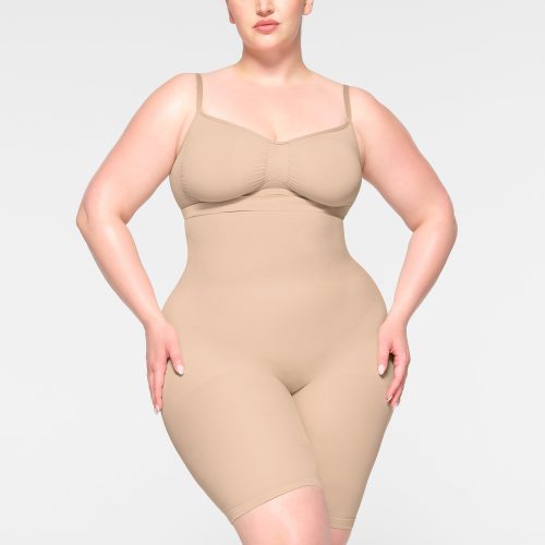 HIGH-WAISTED ABOVE THE KNEE SHORT