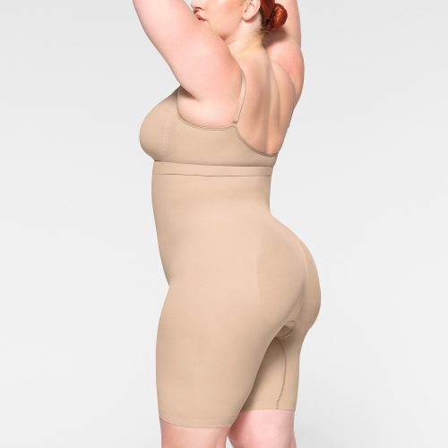 HIGH-WAISTED ABOVE THE KNEE SHORT
