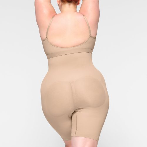 HIGH-WAISTED ABOVE THE KNEE SHORT
