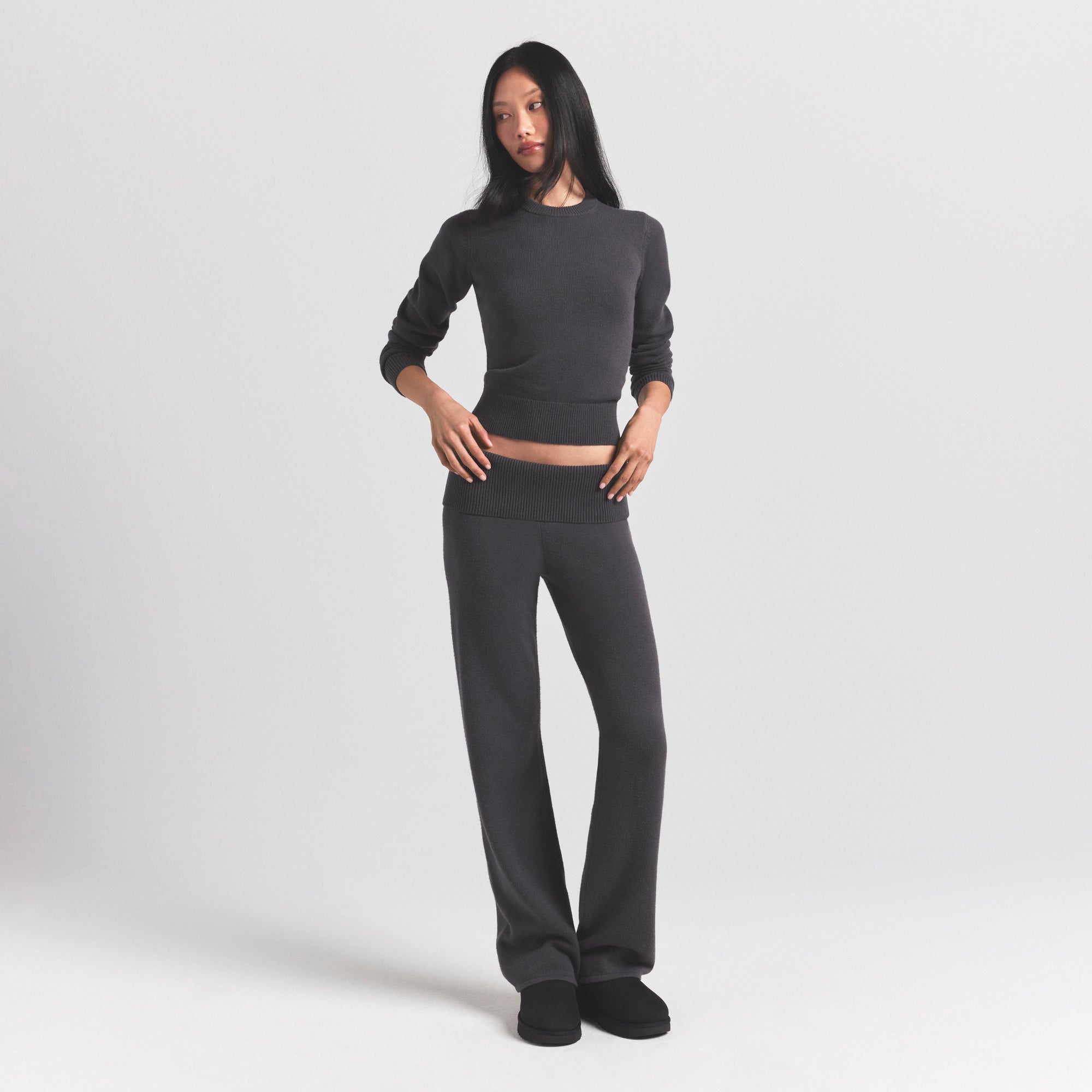RIBBED LONG SLEEVE FITTED CREW NECK