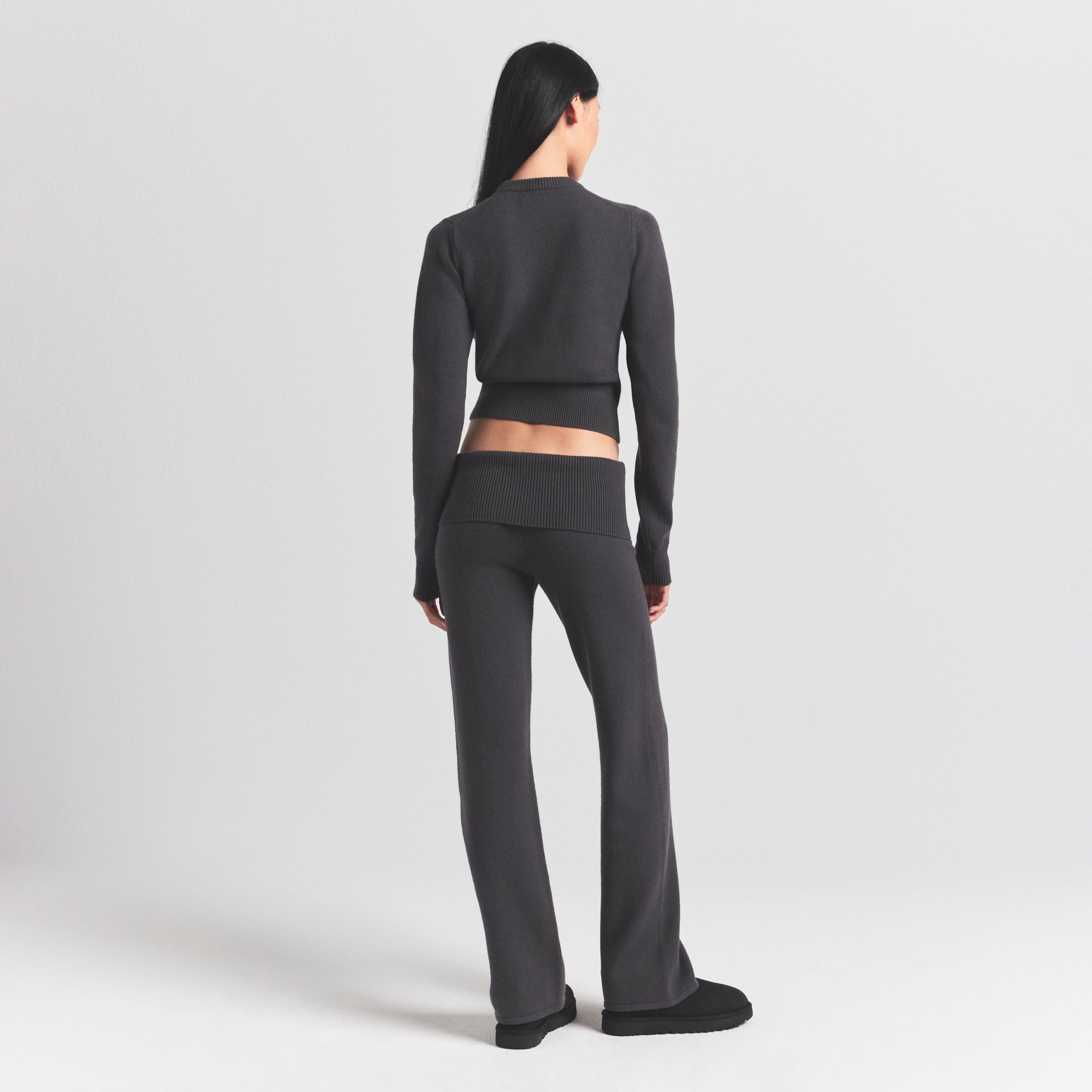 RIBBED LONG SLEEVE FITTED CREW NECK